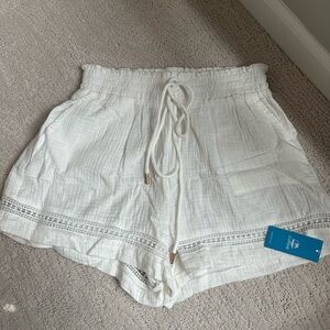 CUPSHE Cotton Elastic Waist Cutout Straight Leg Shorts in white NWT